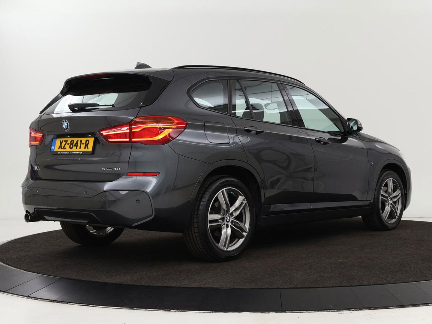 BMW X1 sDrive18i M Sport | Stoelverwarming | Head-Up | Sportstoelen | Full LED | Alcantara | Navigatie | Park Assist | Climate control