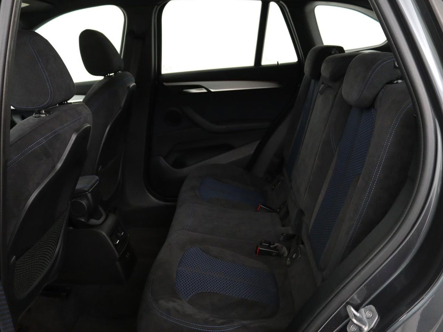 BMW X1 sDrive18i M Sport | Stoelverwarming | Head-Up | Sportstoelen | Full LED | Alcantara | Navigatie | Park Assist | Climate control