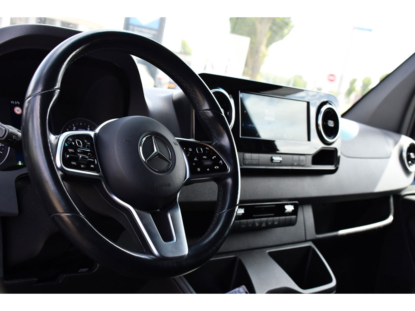 Mercedes-Benz Sprinter 319 V6 3.0 CDI L2H2 PB Edition Adaptieve Cruise, 360 Camera, 3500kg Trekhaak, Carplay, LED, 190PK, Automaat, Stoelverwarming, Uniek!