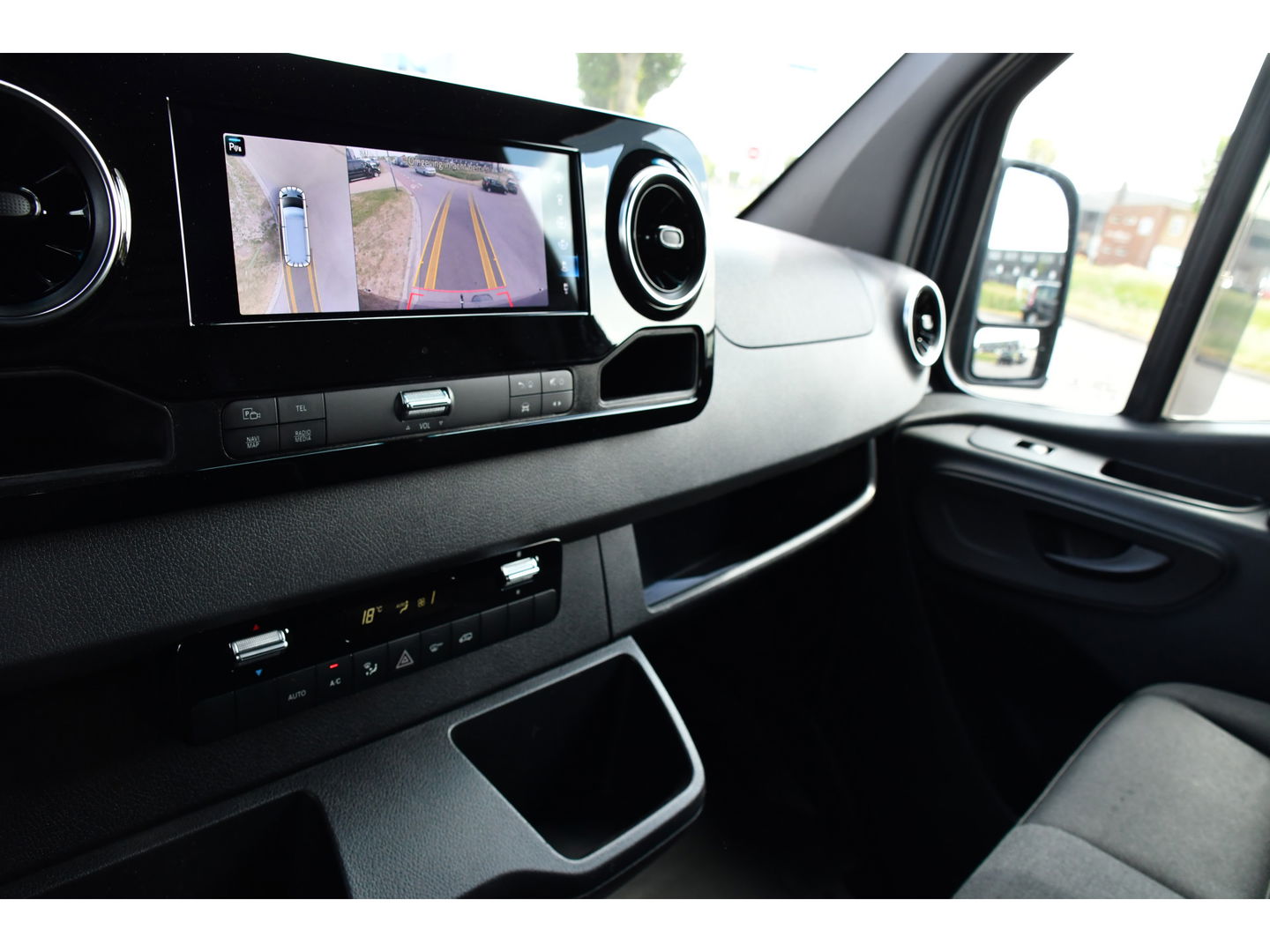 Mercedes-Benz Sprinter 319 V6 3.0 CDI L2H2 PB Edition Adaptieve Cruise, 360 Camera, 3500kg Trekhaak, Carplay, LED, 190PK, Automaat, Stoelverwarming, Uniek!