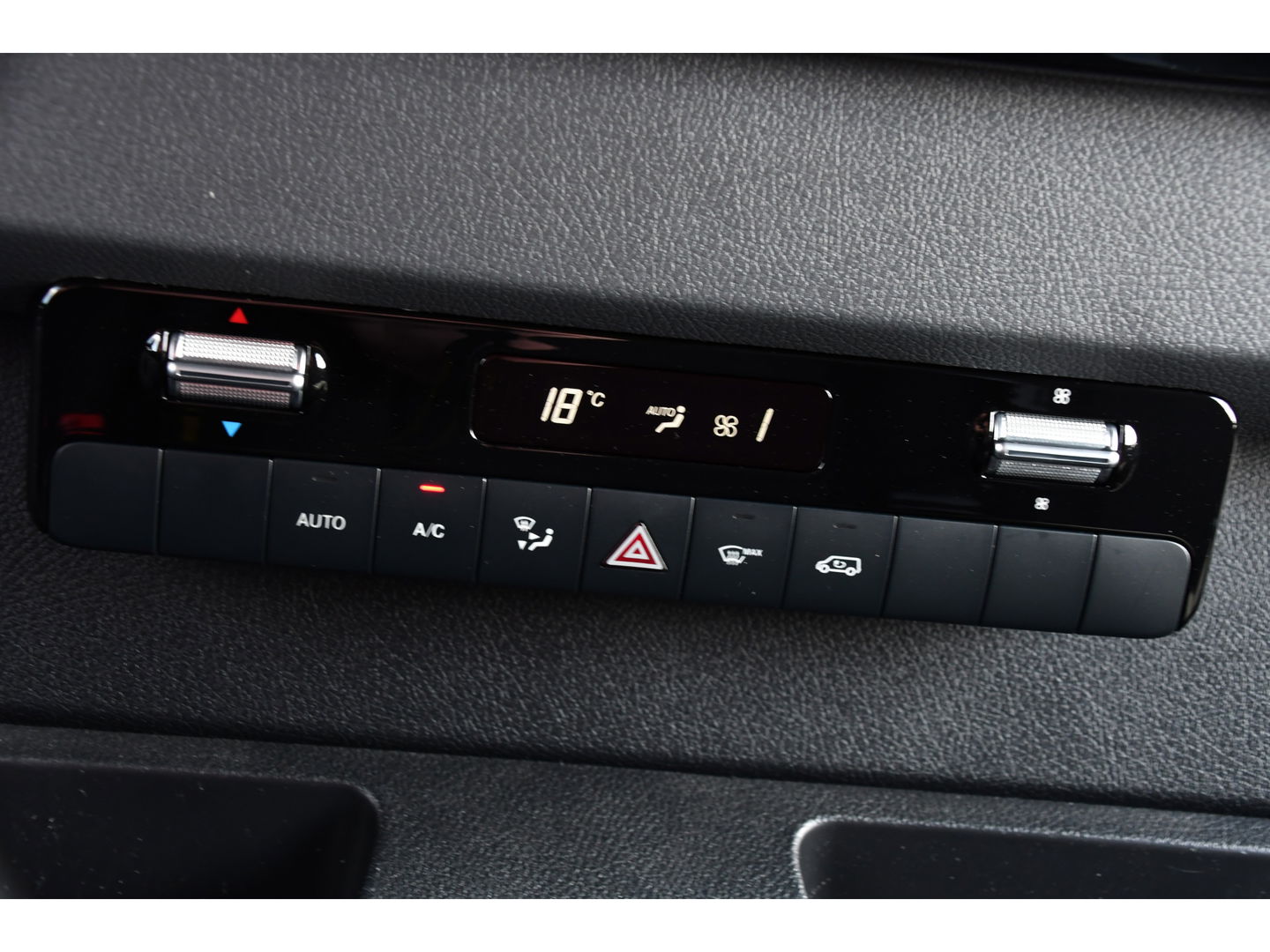 Mercedes-Benz Sprinter 319 V6 3.0 CDI L2H2 PB Edition Adaptieve Cruise, 360 Camera, 3500kg Trekhaak, Carplay, LED, 190PK, Automaat, Stoelverwarming, Uniek!
