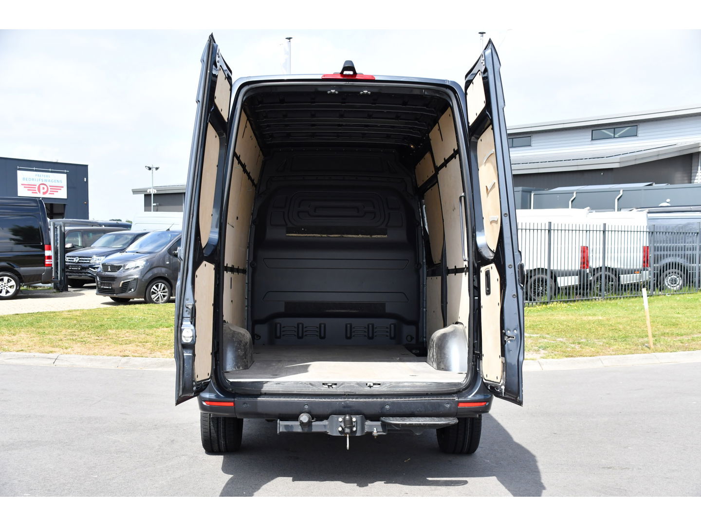 Mercedes-Benz Sprinter 319 V6 3.0 CDI L2H2 PB Edition Adaptieve Cruise, 360 Camera, 3500kg Trekhaak, Carplay, LED, 190PK, Automaat, Stoelverwarming, Uniek!