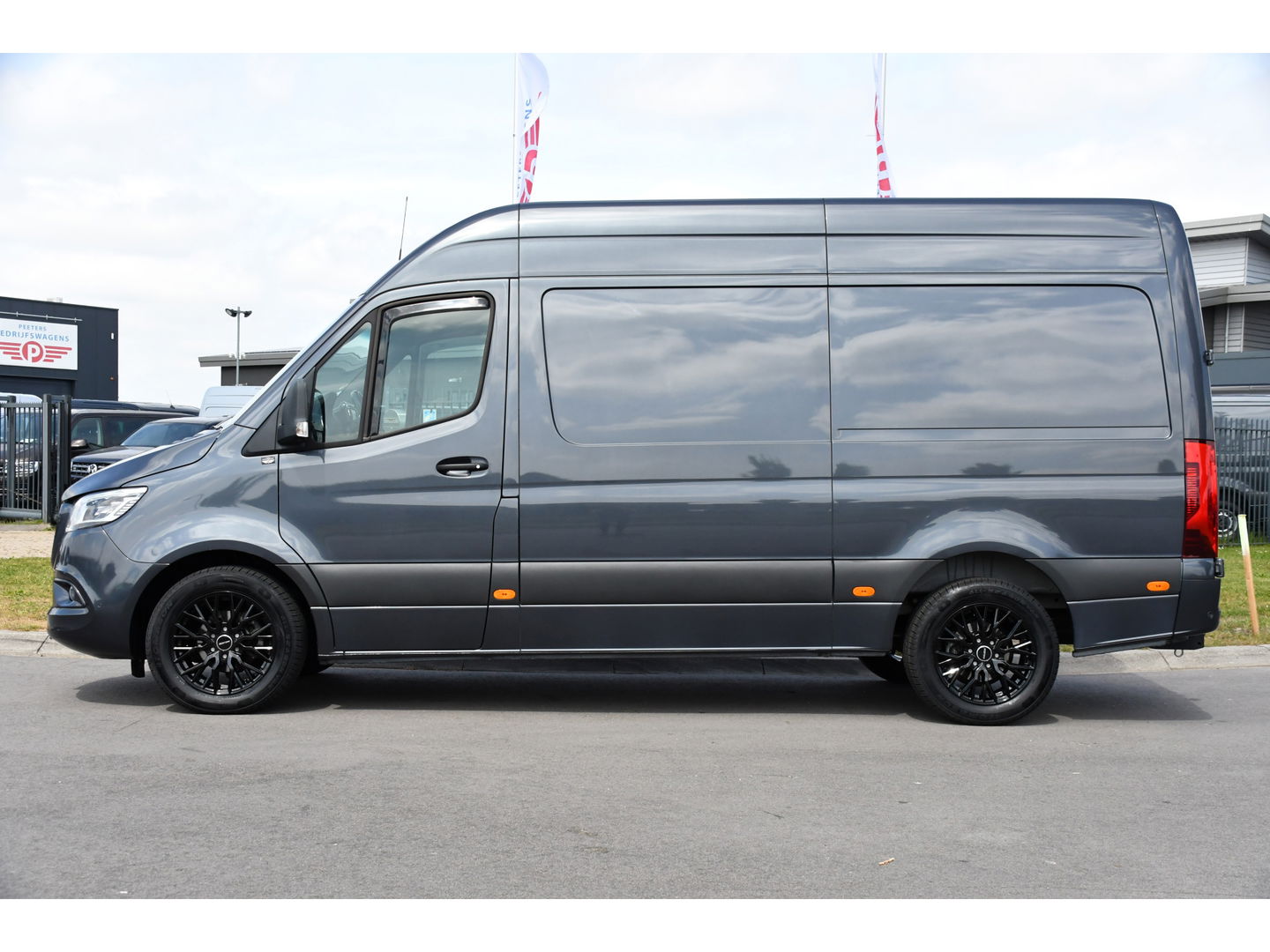 Mercedes-Benz Sprinter 319 V6 3.0 CDI L2H2 PB Edition Adaptieve Cruise, 360 Camera, 3500kg Trekhaak, Carplay, LED, 190PK, Automaat, Stoelverwarming, Uniek!