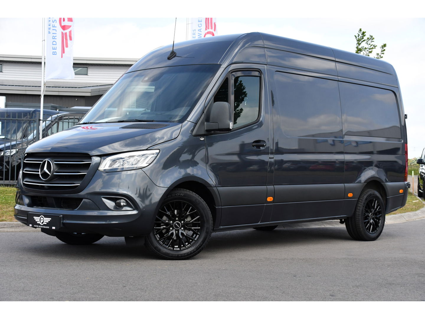 Mercedes-Benz Sprinter 319 V6 3.0 CDI L2H2 PB Edition Adaptieve Cruise, 360 Camera, 3500kg Trekhaak, Carplay, LED, 190PK, Automaat, Stoelverwarming, Uniek!