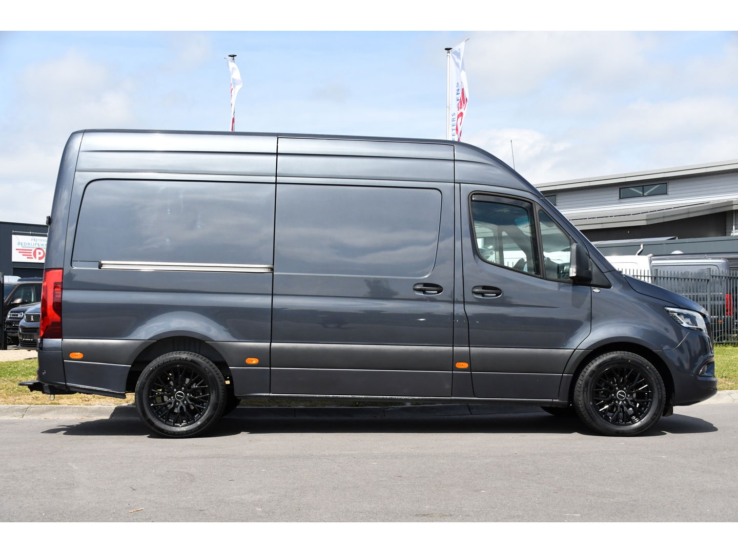Mercedes-Benz Sprinter 319 V6 3.0 CDI L2H2 PB Edition Adaptieve Cruise, 360 Camera, 3500kg Trekhaak, Carplay, LED, 190PK, Automaat, Stoelverwarming, Uniek!