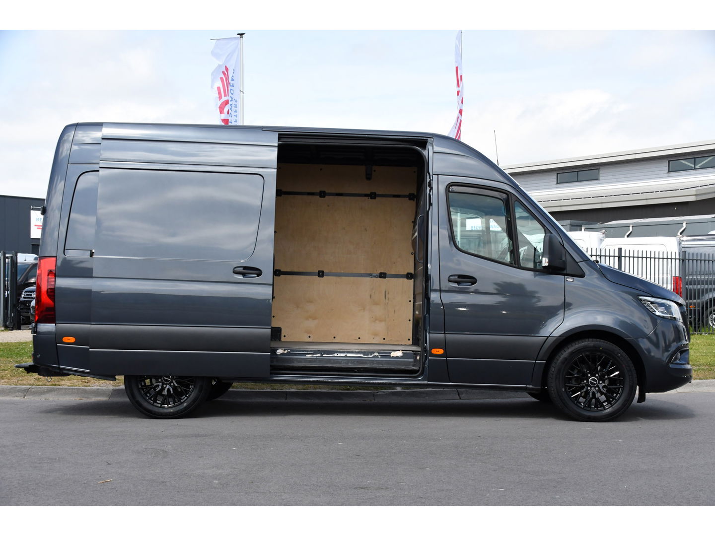 Mercedes-Benz Sprinter 319 V6 3.0 CDI L2H2 PB Edition Adaptieve Cruise, 360 Camera, 3500kg Trekhaak, Carplay, LED, 190PK, Automaat, Stoelverwarming, Uniek!