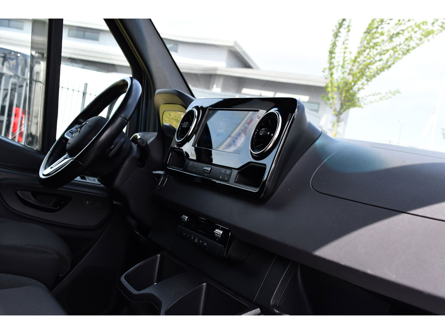 Mercedes-Benz Sprinter 319 V6 3.0 CDI L2H2 PB Edition Adaptieve Cruise, 360 Camera, 3500kg Trekhaak, Carplay, LED, 190PK, Automaat, Stoelverwarming, Uniek!