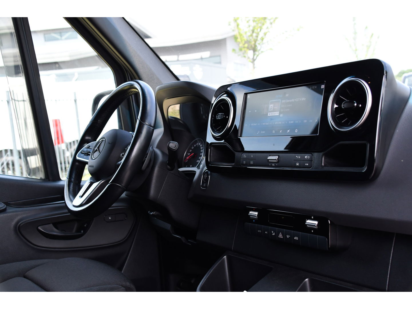 Mercedes-Benz Sprinter 319 V6 3.0 CDI L2H2 PB Edition Adaptieve Cruise, 360 Camera, 3500kg Trekhaak, Carplay, LED, 190PK, Automaat, Stoelverwarming, Uniek!