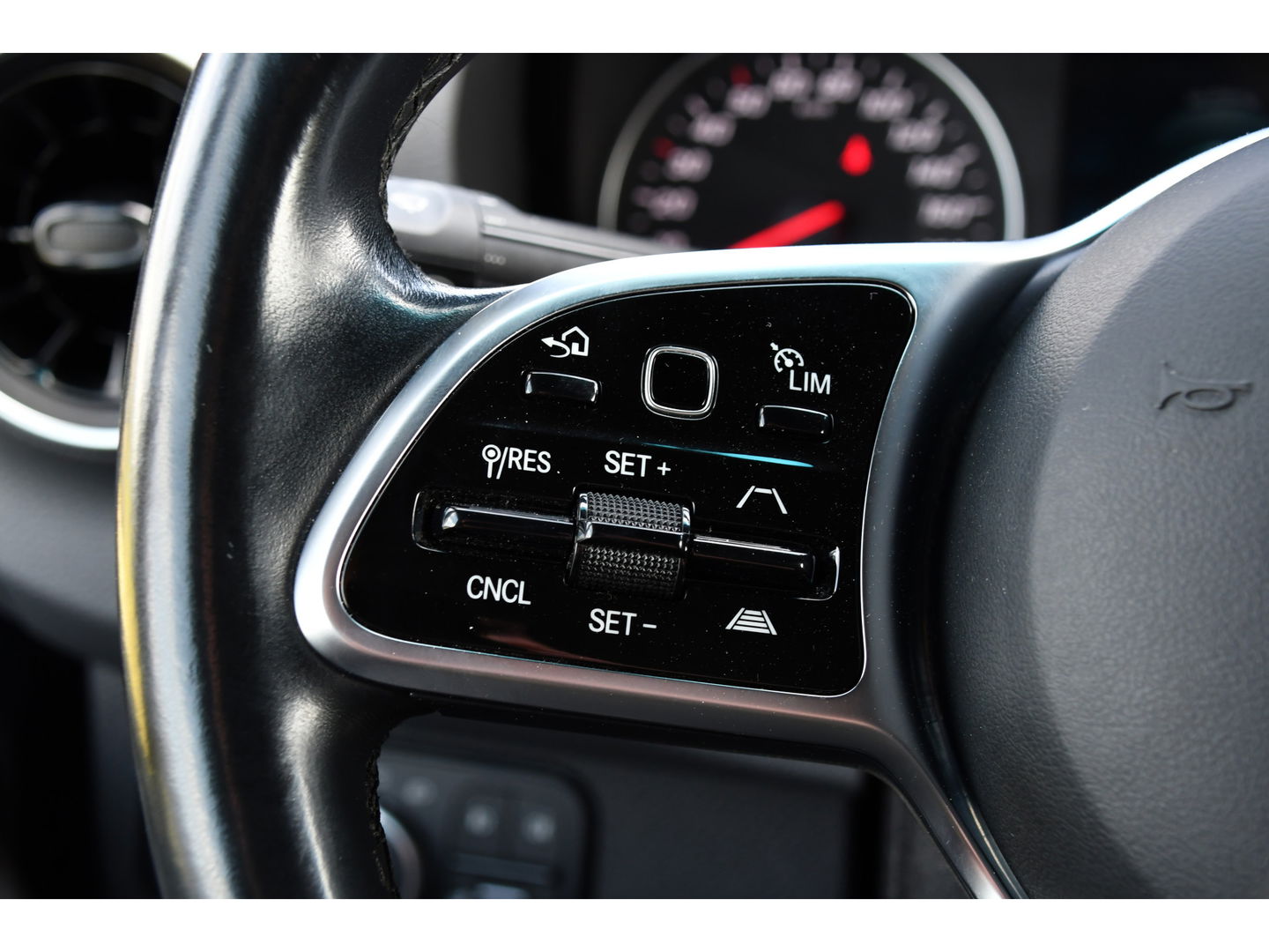 Mercedes-Benz Sprinter 319 V6 3.0 CDI L2H2 PB Edition Adaptieve Cruise, 360 Camera, 3500kg Trekhaak, Carplay, LED, 190PK, Automaat, Stoelverwarming, Uniek!