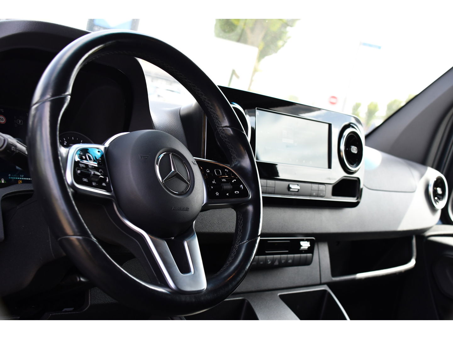 Mercedes-Benz Sprinter 319 V6 3.0 CDI L2H2 PB Edition Adaptieve Cruise, 360 Camera, 3500kg Trekhaak, Carplay, LED, 190PK, Automaat, Stoelverwarming, Uniek!