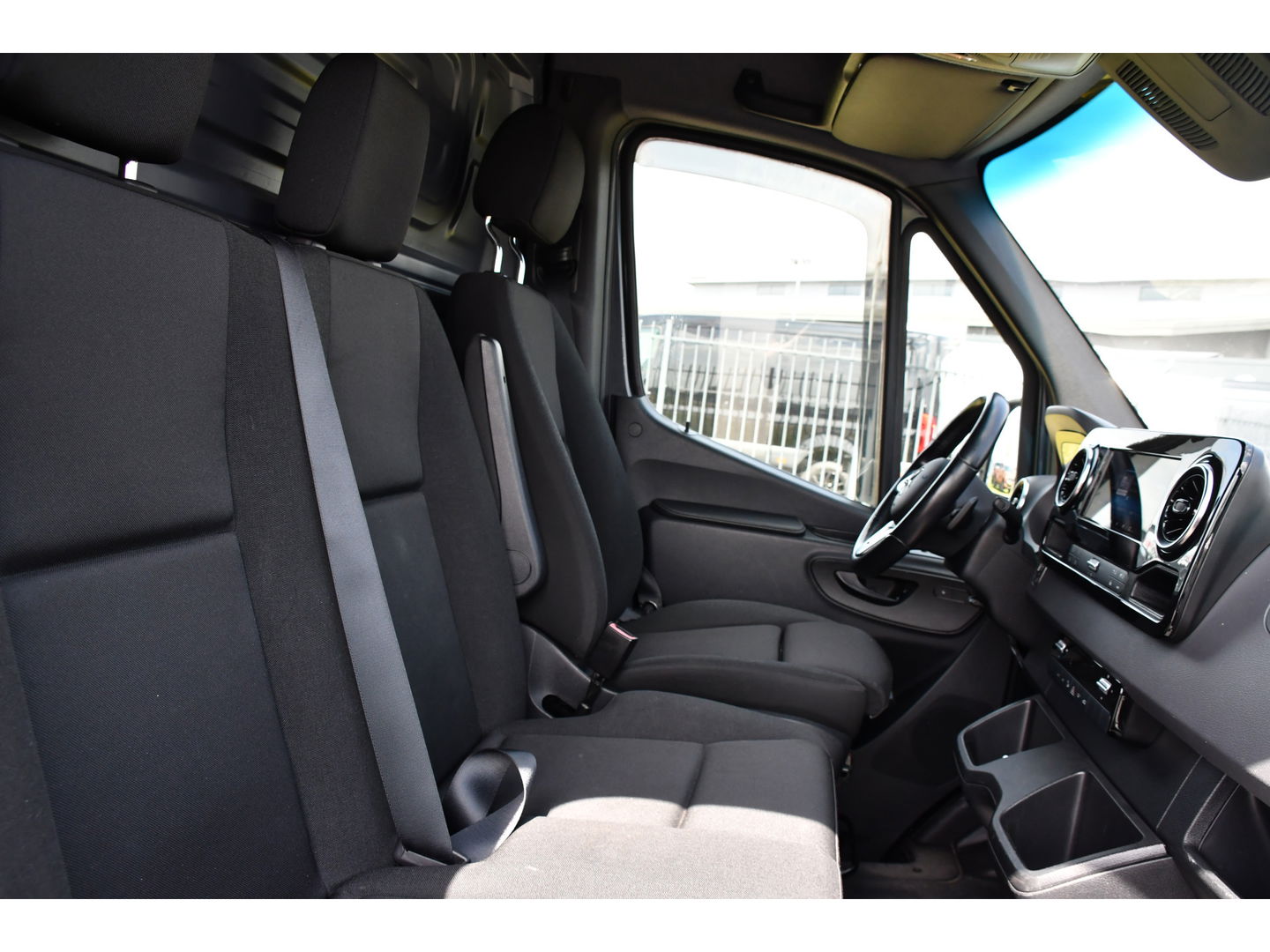 Mercedes-Benz Sprinter 319 V6 3.0 CDI L2H2 PB Edition Adaptieve Cruise, 360 Camera, 3500kg Trekhaak, Carplay, LED, 190PK, Automaat, Stoelverwarming, Uniek!
