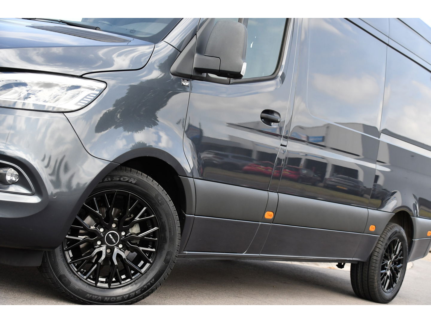 Mercedes-Benz Sprinter 319 V6 3.0 CDI L2H2 PB Edition Adaptieve Cruise, 360 Camera, 3500kg Trekhaak, Carplay, LED, 190PK, Automaat, Stoelverwarming, Uniek!