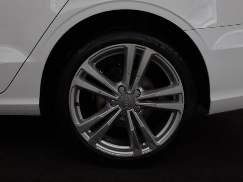 Audi A3 1.0 TFSI | Automaat | Panoramadak | Adaptive cruise | Climate control | Navigatie | Xenon | Parkeerhulp | Bluetooth