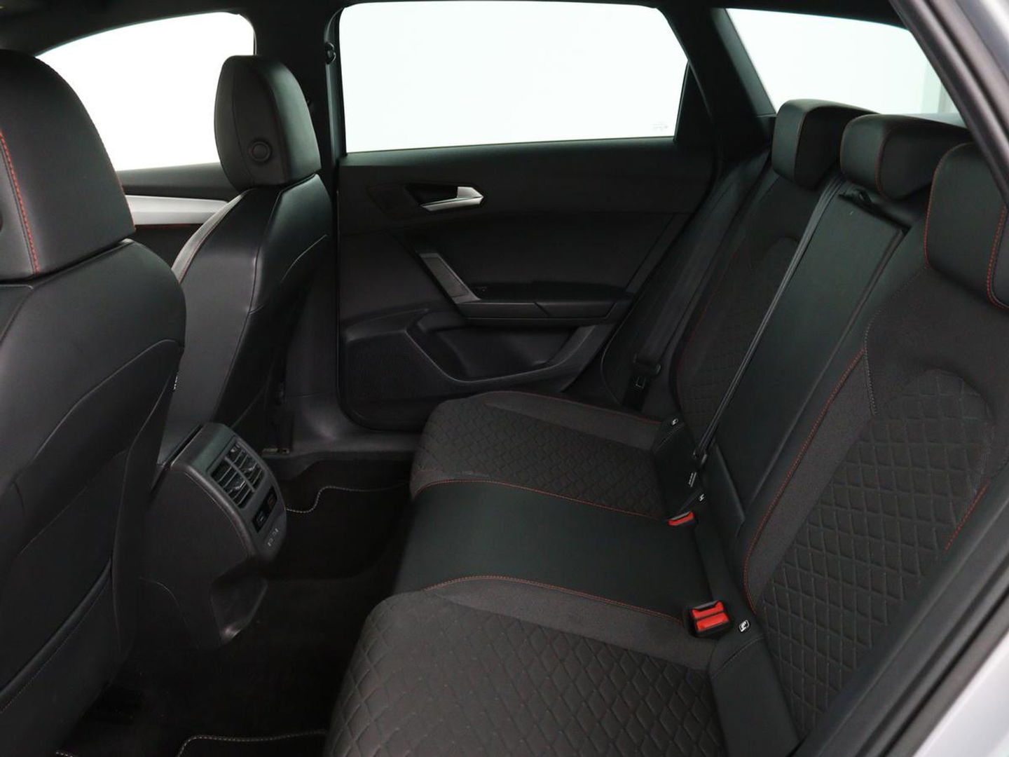 SEAT Leon 1.4 TSI eHybrid PHEV FR | Carplay | Sfeerverlichting | Navigatie | Full LED | Sportstoelen | Parkeerhulp | Climate control | Cruise control