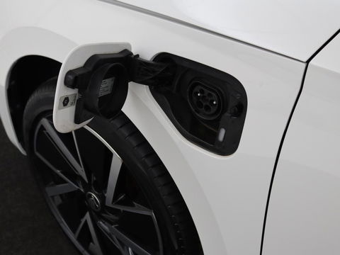 Škoda Octavia 1.4 TSI iV Business Edition | Trekhaak | Carplay | Full LED | Navigatie | Climate control | Parkeerhulp | Cruise control | PHEV