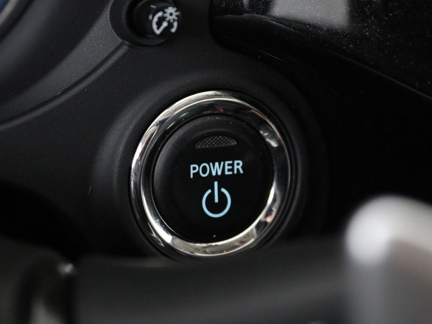 Mitsubishi Outlander 2.4 PHEV Intense+ | Schuifdak | Stoel & stuurverwarming | 360 camera | Trekhaak | Half leder | Carplay | Navigatie | Climate control