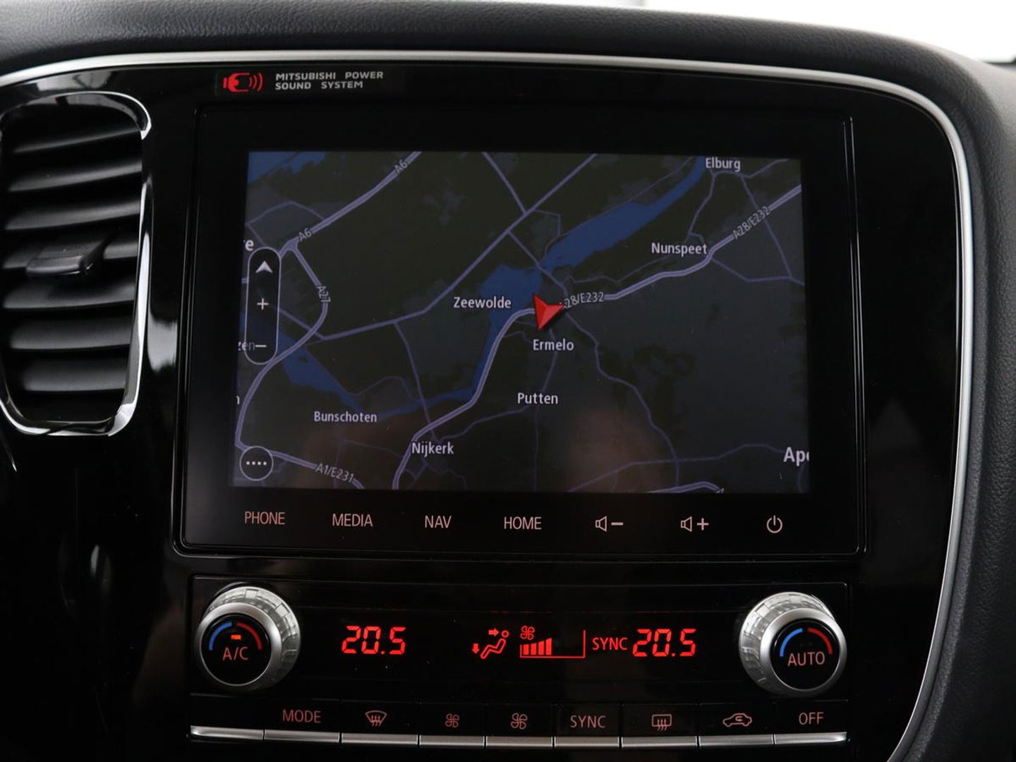 Mitsubishi Outlander 2.4 PHEV Intense+ | Schuifdak | Stoel & stuurverwarming | 360 camera | Trekhaak | Half leder | Carplay | Navigatie | Climate control