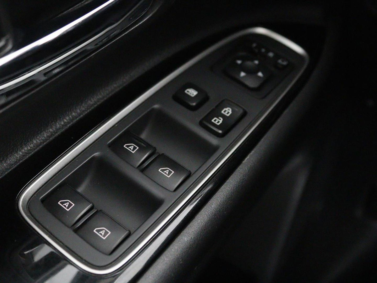 Mitsubishi Outlander 2.4 PHEV Intense+ | Schuifdak | Stoel & stuurverwarming | 360 camera | Trekhaak | Half leder | Carplay | Navigatie | Climate control
