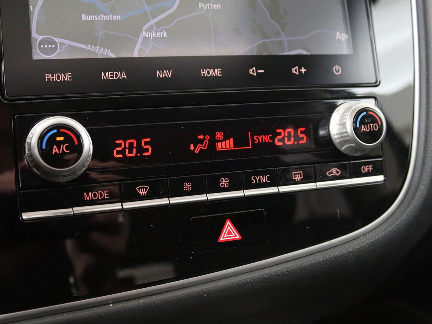 Mitsubishi Outlander 2.4 PHEV Intense+ | Schuifdak | Stoel & stuurverwarming | 360 camera | Trekhaak | Half leder | Carplay | Navigatie | Climate control