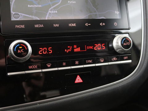 Mitsubishi Outlander 2.4 PHEV Intense+ | Schuifdak | Stoel & stuurverwarming | 360 camera | Trekhaak | Half leder | Carplay | Navigatie | Climate control