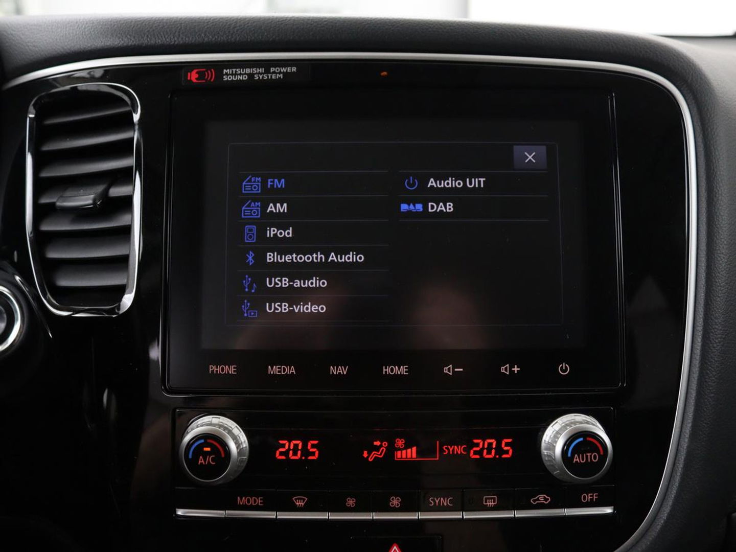 Mitsubishi Outlander 2.4 PHEV Intense+ | Schuifdak | Stoel & stuurverwarming | 360 camera | Trekhaak | Half leder | Carplay | Navigatie | Climate control