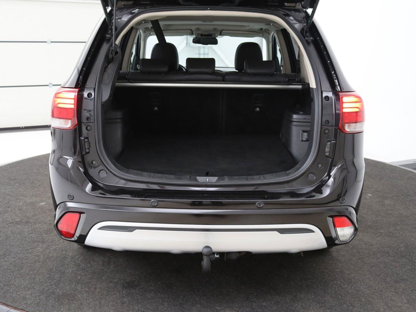 Mitsubishi Outlander 2.4 PHEV Intense+ | Schuifdak | Stoel & stuurverwarming | 360 camera | Trekhaak | Half leder | Carplay | Navigatie | Climate control