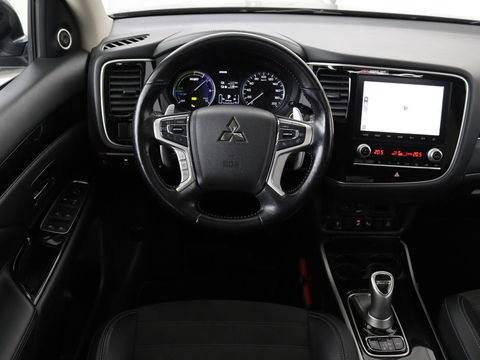 Mitsubishi Outlander 2.4 PHEV Intense+ | Schuifdak | Stoel & stuurverwarming | 360 camera | Trekhaak | Half leder | Carplay | Navigatie | Climate control