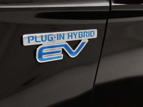 Mitsubishi Outlander 2.4 PHEV Intense+ | Schuifdak | Stoel & stuurverwarming | 360 camera | Trekhaak | Half leder | Carplay | Navigatie | Climate control