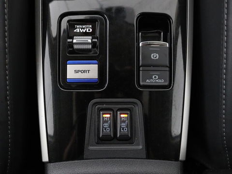 Mitsubishi Outlander 2.4 PHEV Intense+ | Schuifdak | Stoel & stuurverwarming | 360 camera | Trekhaak | Half leder | Carplay | Navigatie | Climate control