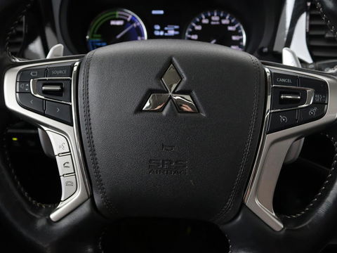 Mitsubishi Outlander 2.4 PHEV Intense+ | Schuifdak | Stoel & stuurverwarming | 360 camera | Trekhaak | Half leder | Carplay | Navigatie | Climate control