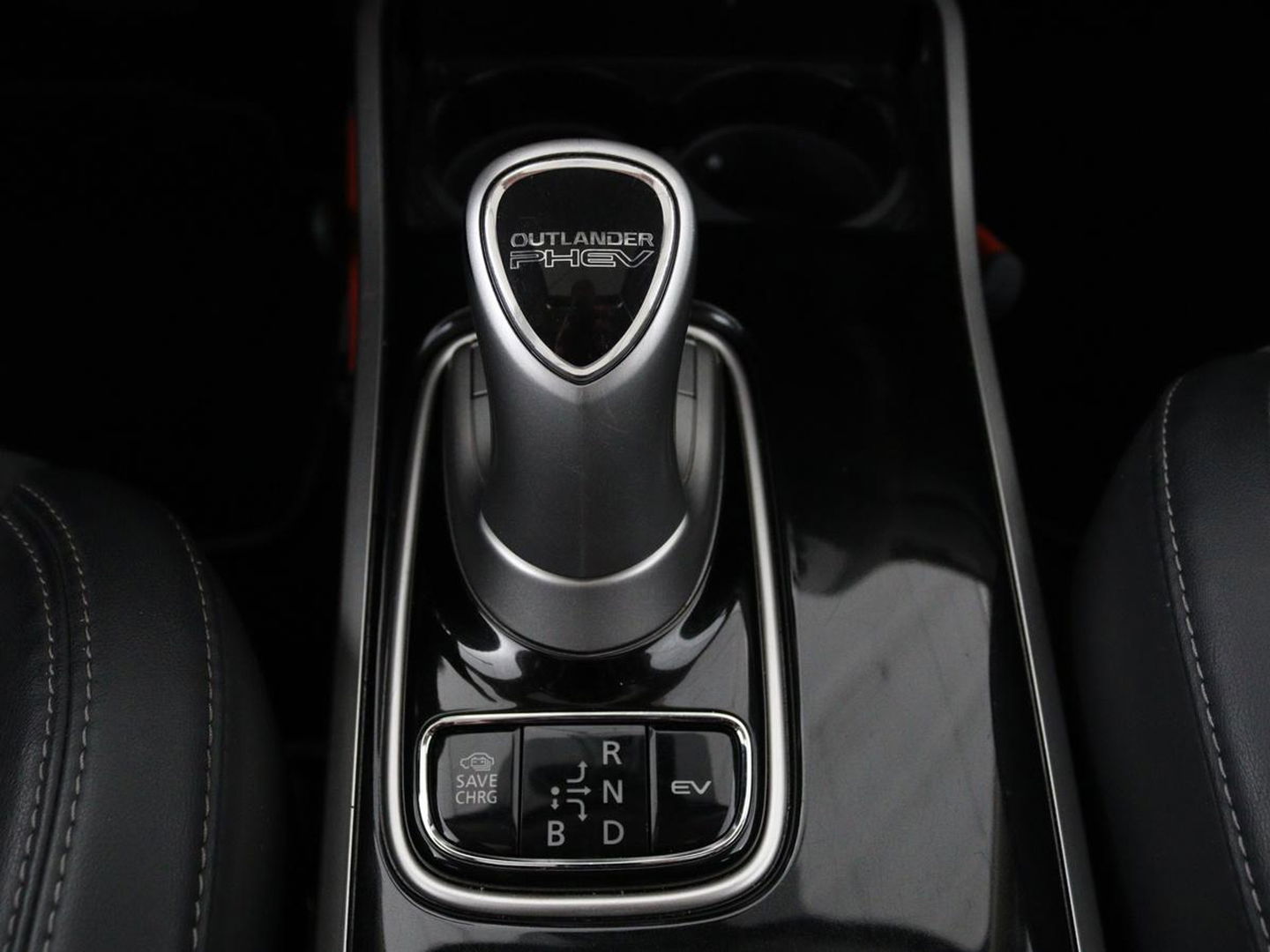 Mitsubishi Outlander 2.4 PHEV Intense+ | Schuifdak | Stoel & stuurverwarming | 360 camera | Trekhaak | Half leder | Carplay | Navigatie | Climate control