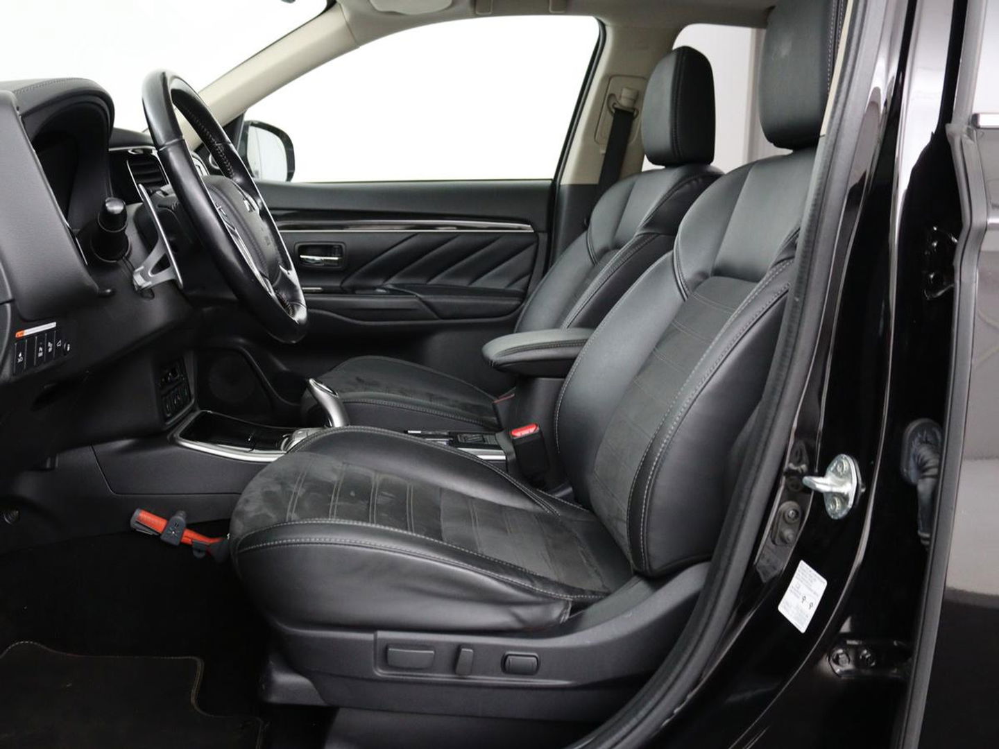 Mitsubishi Outlander 2.4 PHEV Intense+ | Schuifdak | Stoel & stuurverwarming | 360 camera | Trekhaak | Half leder | Carplay | Navigatie | Climate control