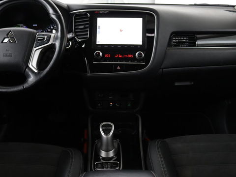 Mitsubishi Outlander 2.4 PHEV Intense+ | Schuifdak | Stoel & stuurverwarming | 360 camera | Trekhaak | Half leder | Carplay | Navigatie | Climate control