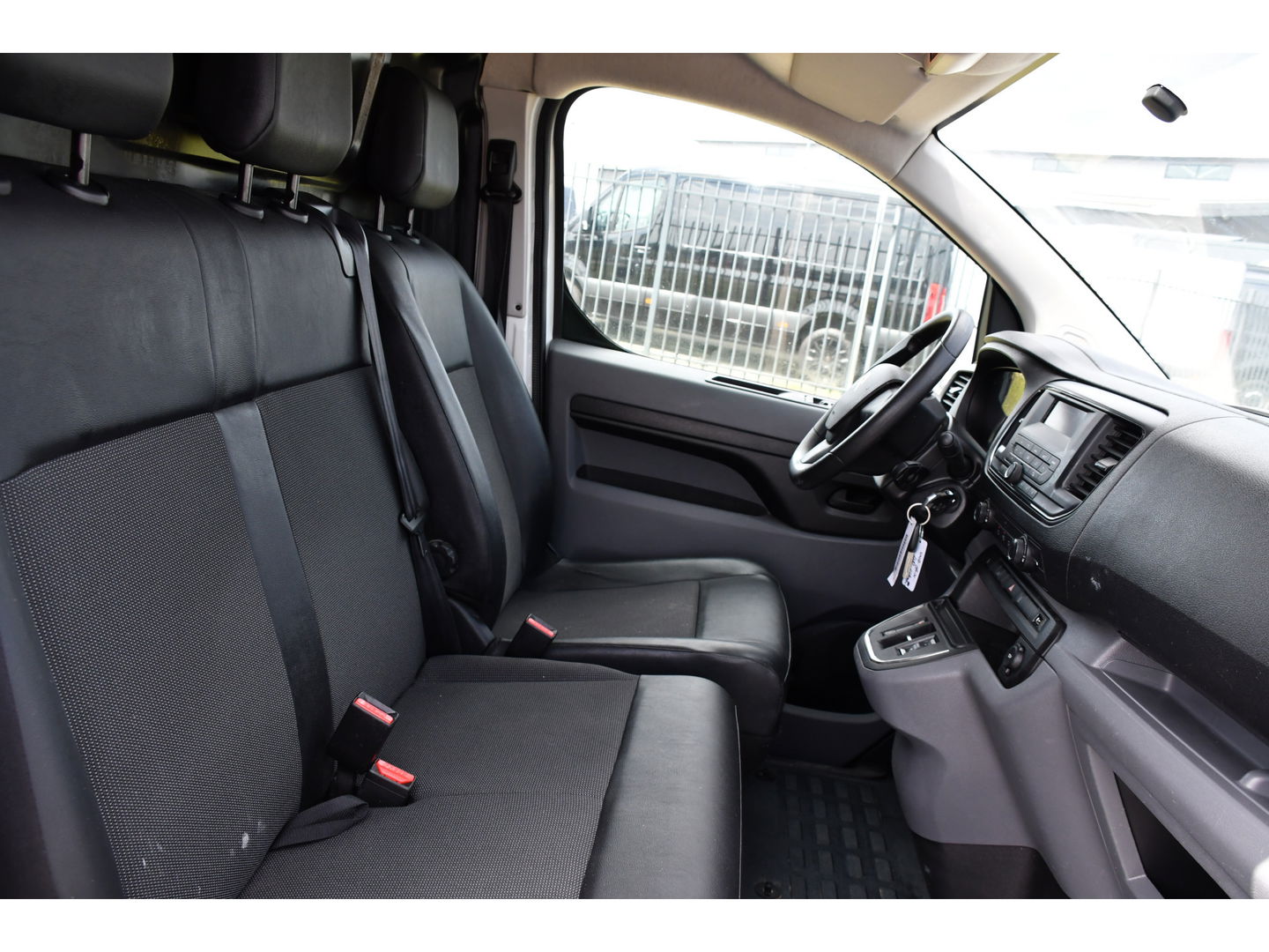 Citroën ë-Jumpy L2 50 kWh Black & White Edition Cruise, Sensoren, 136pk, Radio, Uniek!