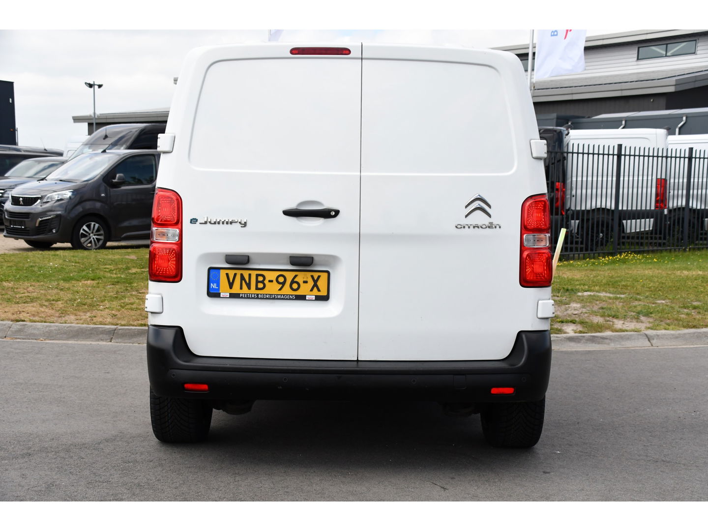 Citroën ë-Jumpy L2 50 kWh Black & White Edition Cruise, Sensoren, 136pk, Radio, Uniek!