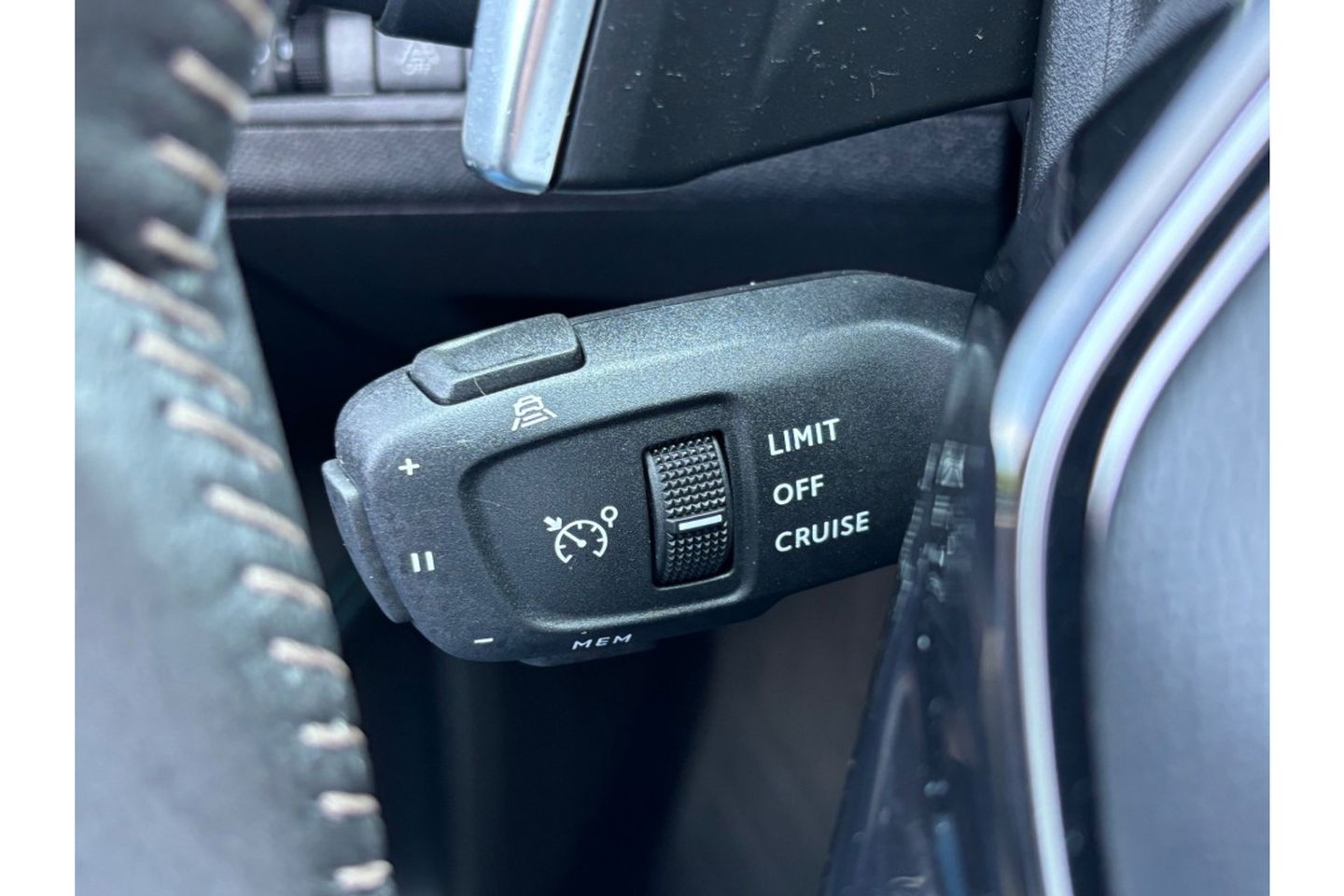 Peugeot 3008 1.2 130PK AUTOMAAT ALLURE AIRCO NAVI PDC-CAMERA VIRTUAL.