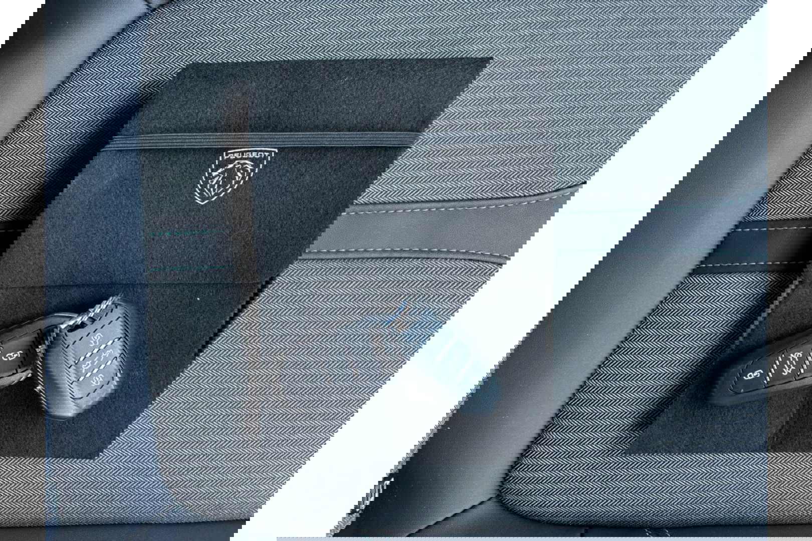 Peugeot 3008 1.2 130PK AUTOMAAT ALLURE AIRCO NAVI PDC-CAMERA VIRTUAL.