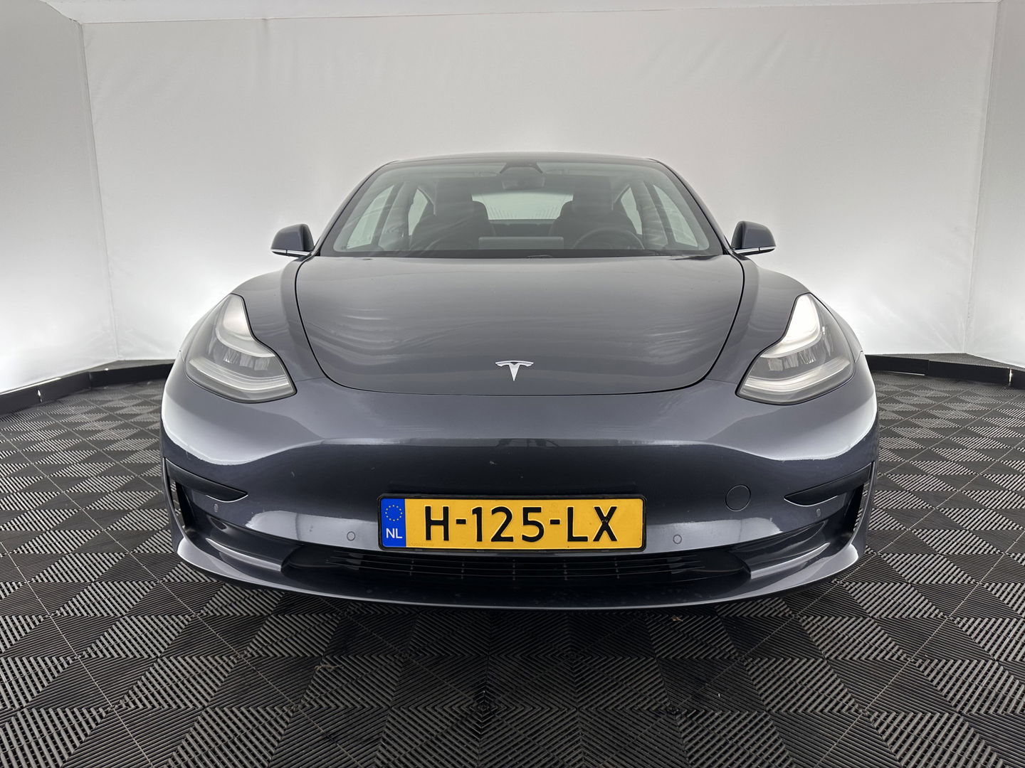 Tesla Model 3 Standard RWD Plus 60 kWh [ 3-Fase ] (INCL-BTW) Aut. *PANO | AUTO-PILOT | FULL-LEATHER | KEYLESS | FULL-LED | MEMORY-PACK | SURROUND-VIEW | DAB | CARPLAY | DIGI-COCKPIT | LANE-ASSIST | COMFORT-SEATS | 18"ALU*