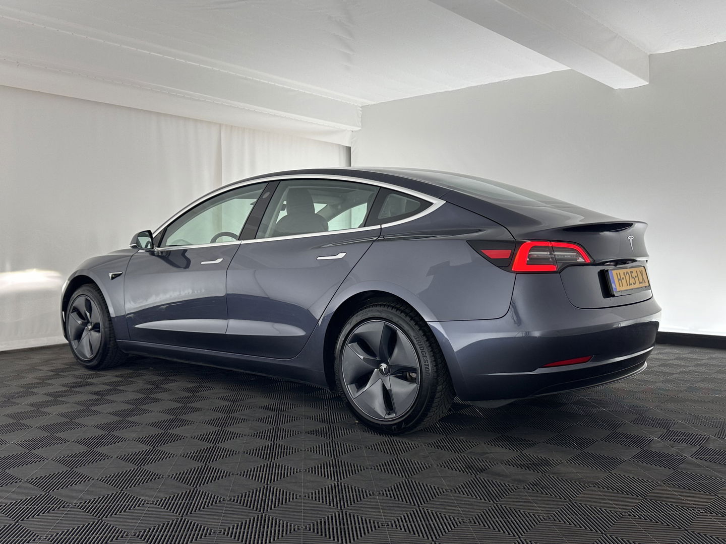Tesla Model 3 Standard RWD Plus 60 kWh [ 3-Fase ] (INCL-BTW) Aut. *PANO | AUTO-PILOT | FULL-LEATHER | KEYLESS | FULL-LED | MEMORY-PACK | SURROUND-VIEW | DAB | CARPLAY | DIGI-COCKPIT | LANE-ASSIST | COMFORT-SEATS | 18"ALU*