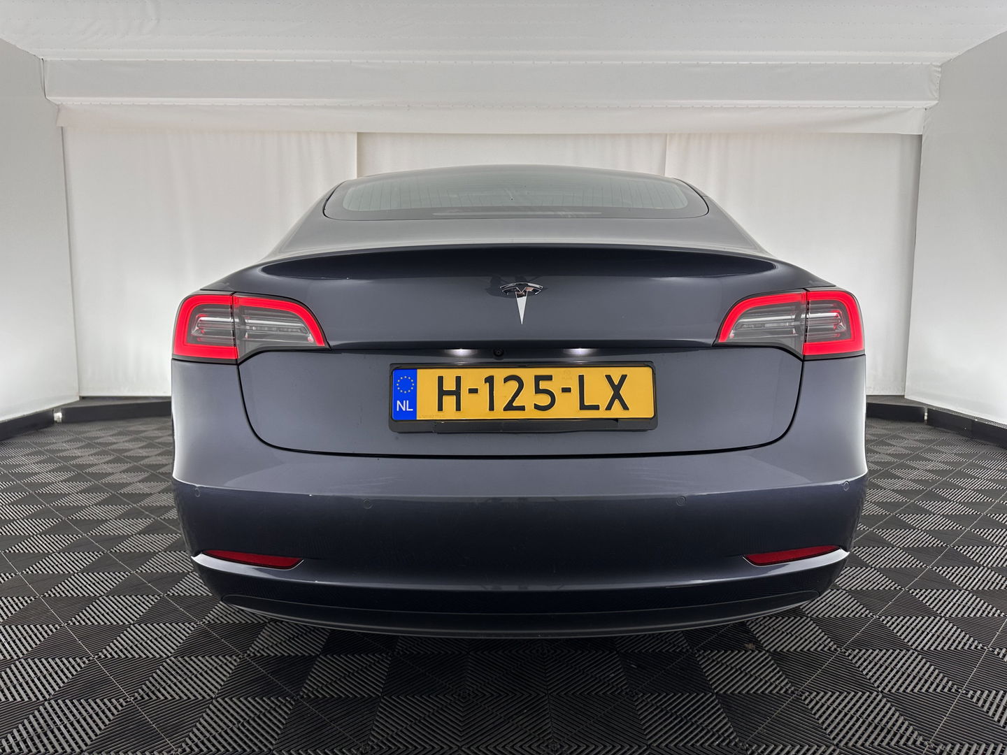 Tesla Model 3 Standard RWD Plus 60 kWh [ 3-Fase ] (INCL-BTW) Aut. *PANO | AUTO-PILOT | FULL-LEATHER | KEYLESS | FULL-LED | MEMORY-PACK | SURROUND-VIEW | DAB | CARPLAY | DIGI-COCKPIT | LANE-ASSIST | COMFORT-SEATS | 18"ALU*