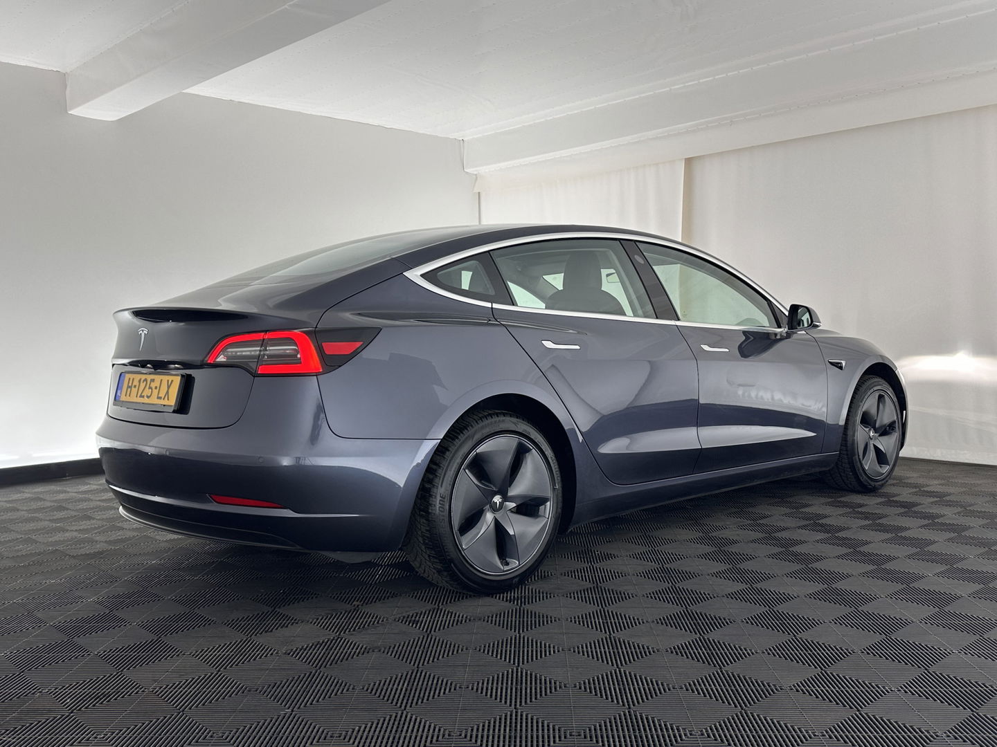 Tesla Model 3 Standard RWD Plus 60 kWh [ 3-Fase ] (INCL-BTW) Aut. *PANO | AUTO-PILOT | FULL-LEATHER | KEYLESS | FULL-LED | MEMORY-PACK | SURROUND-VIEW | DAB | CARPLAY | DIGI-COCKPIT | LANE-ASSIST | COMFORT-SEATS | 18"ALU*