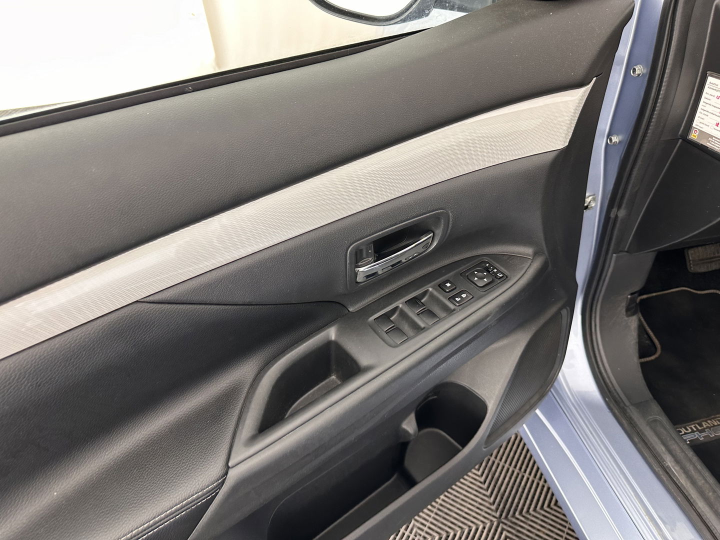 Mitsubishi Outlander 2.0 PHEV Instyle+ AWD Aut. *PANO | XENON | FULL-LEATHER | NAVI-FULLMAP | DAB+ | KEYLESS | CAMERA | COMFORT-SEATS | ROCKFORD-AUDIO |  ECC | HEATED-SEATS | SHIFT-PADDLES | LANE-ASSIST | CRUISE | TOWBAR | 18"ALU*
