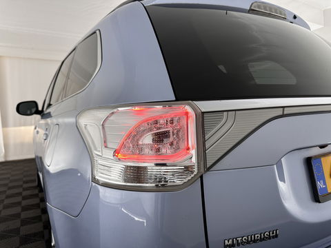 Mitsubishi Outlander 2.0 PHEV Instyle+ AWD Aut. *PANO | XENON | FULL-LEATHER | NAVI-FULLMAP | DAB+ | KEYLESS | CAMERA | COMFORT-SEATS | ROCKFORD-AUDIO |  ECC | HEATED-SEATS | SHIFT-PADDLES | LANE-ASSIST | CRUISE | TOWBAR | 18"ALU*