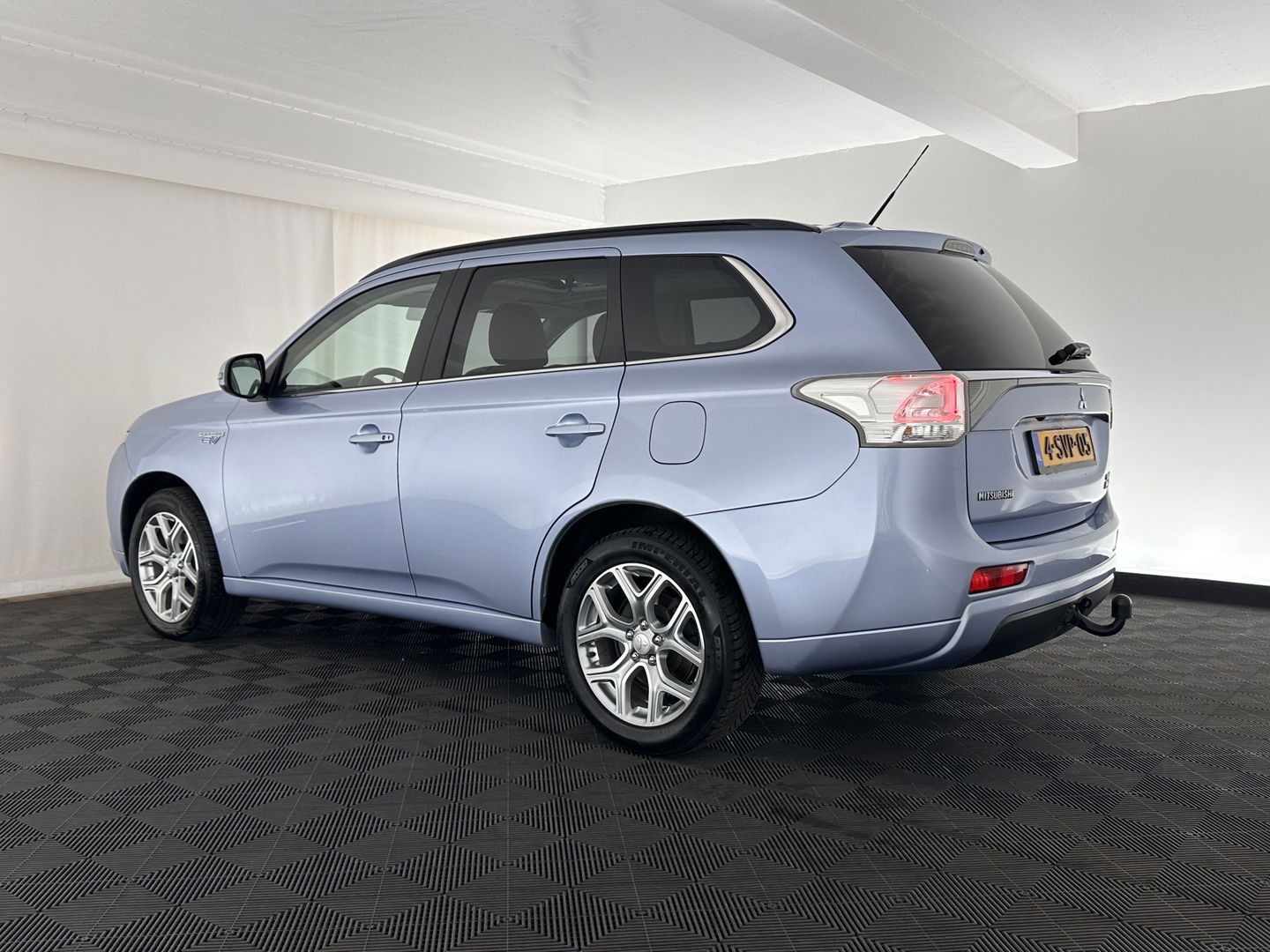 Mitsubishi Outlander 2.0 PHEV Instyle+ AWD Aut. *PANO | XENON | FULL-LEATHER | NAVI-FULLMAP | DAB+ | KEYLESS | CAMERA | COMFORT-SEATS | ROCKFORD-AUDIO |  ECC | HEATED-SEATS | SHIFT-PADDLES | LANE-ASSIST | CRUISE | TOWBAR | 18"ALU*