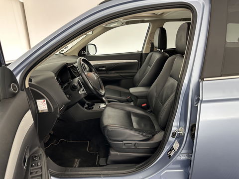 Mitsubishi Outlander 2.0 PHEV Instyle+ AWD Aut. *PANO | XENON | FULL-LEATHER | NAVI-FULLMAP | DAB+ | KEYLESS | CAMERA | COMFORT-SEATS | ROCKFORD-AUDIO |  ECC | HEATED-SEATS | SHIFT-PADDLES | LANE-ASSIST | CRUISE | TOWBAR | 18"ALU*