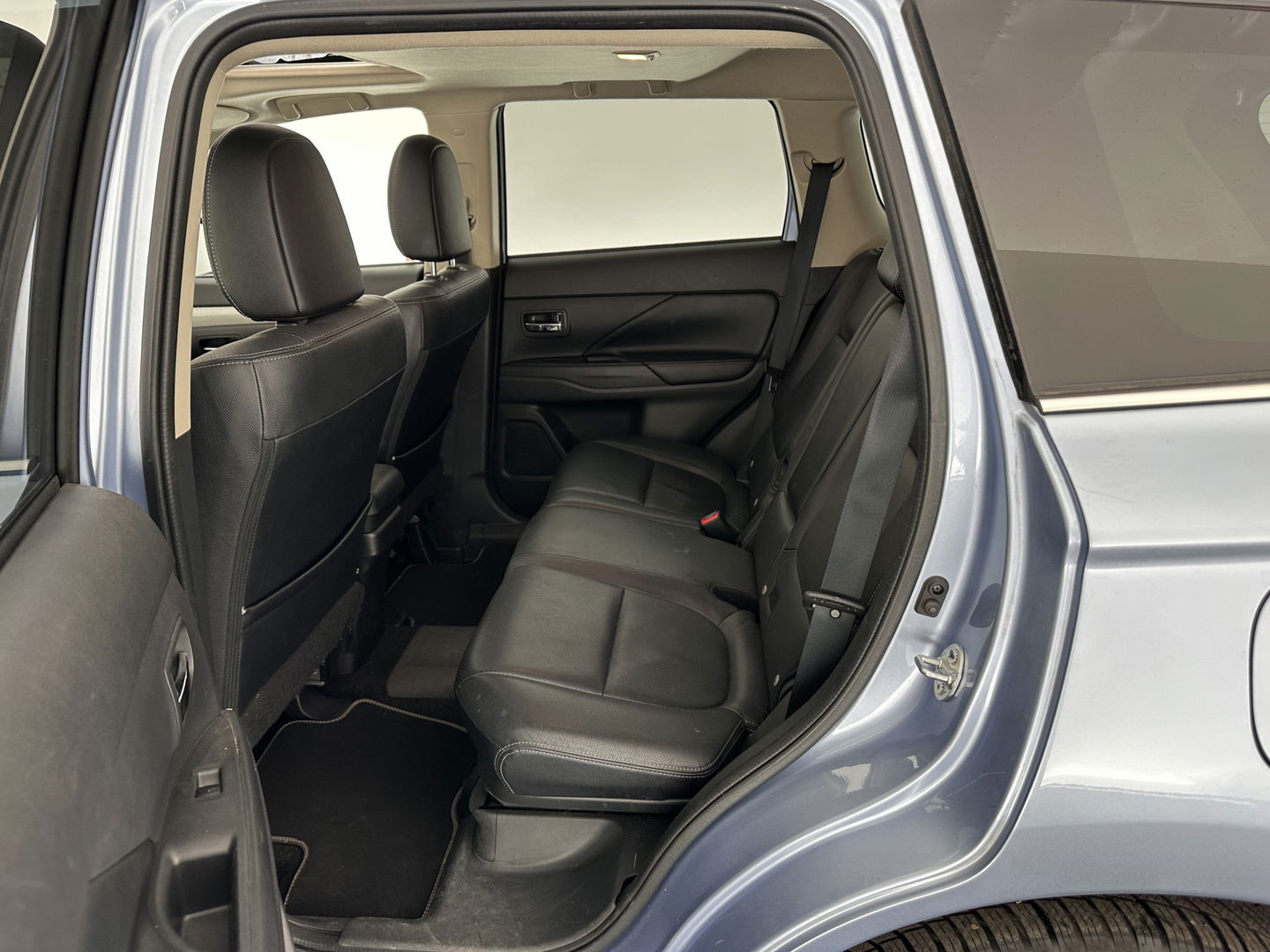 Mitsubishi Outlander 2.0 PHEV Instyle+ AWD Aut. *PANO | XENON | FULL-LEATHER | NAVI-FULLMAP | DAB+ | KEYLESS | CAMERA | COMFORT-SEATS | ROCKFORD-AUDIO |  ECC | HEATED-SEATS | SHIFT-PADDLES | LANE-ASSIST | CRUISE | TOWBAR | 18"ALU*