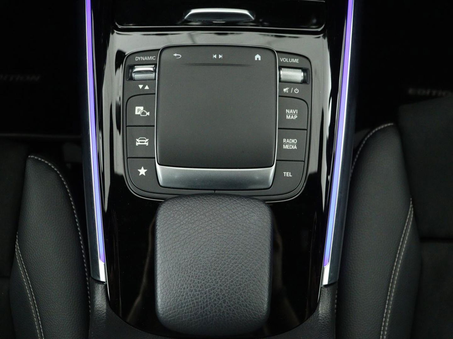 Mercedes-Benz B-Klasse 250e AMG Night | Stoelverwarming | Camera | Carplay | Sfeerverlichting | Leder/Alcantara | Full LED | Widescreen