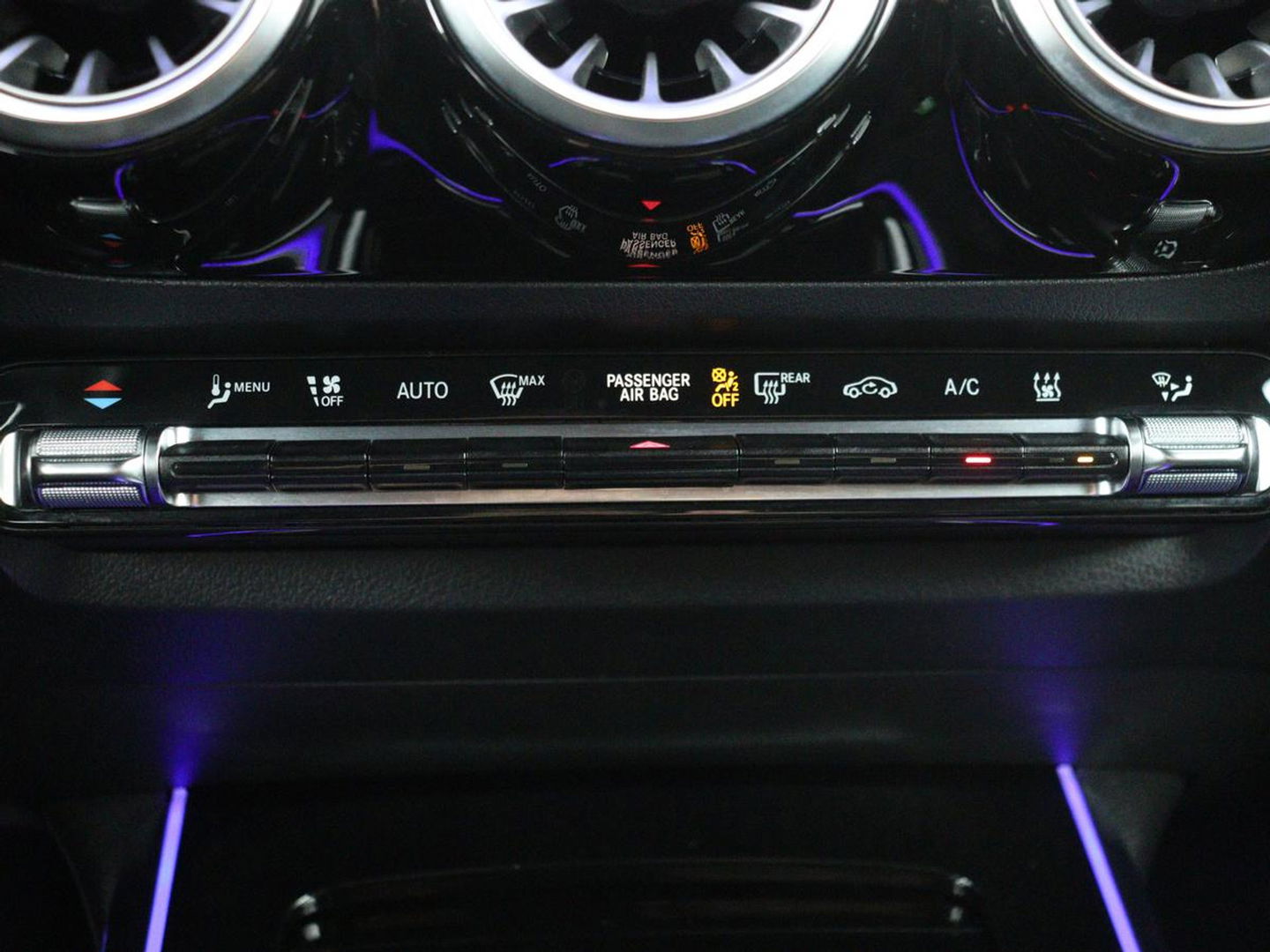 Mercedes-Benz B-Klasse 250e AMG Night | Stoelverwarming | Camera | Carplay | Sfeerverlichting | Leder/Alcantara | Full LED | Widescreen