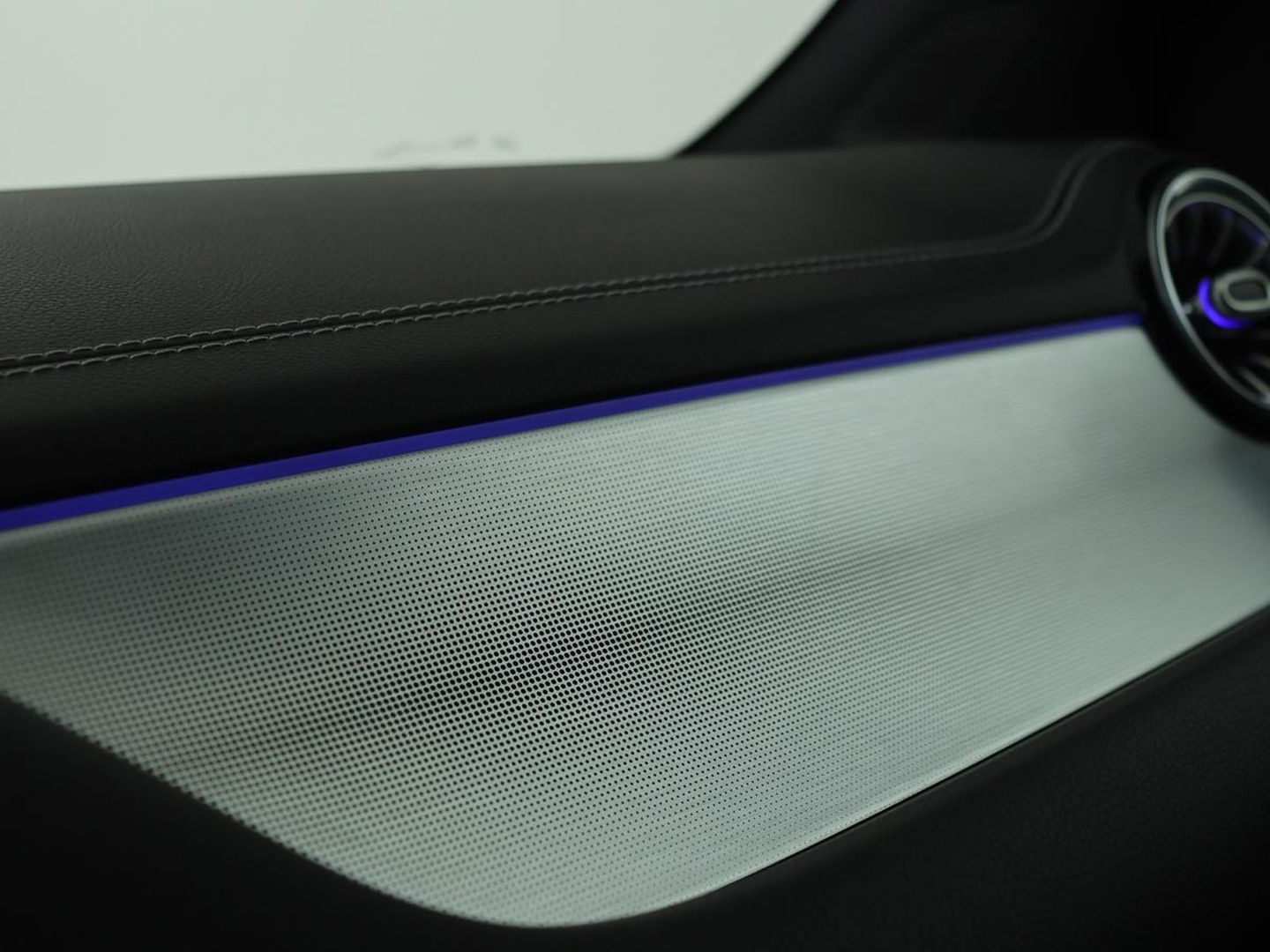 Mercedes-Benz B-Klasse 250e AMG Night | Stoelverwarming | Camera | Carplay | Sfeerverlichting | Leder/Alcantara | Full LED | Widescreen