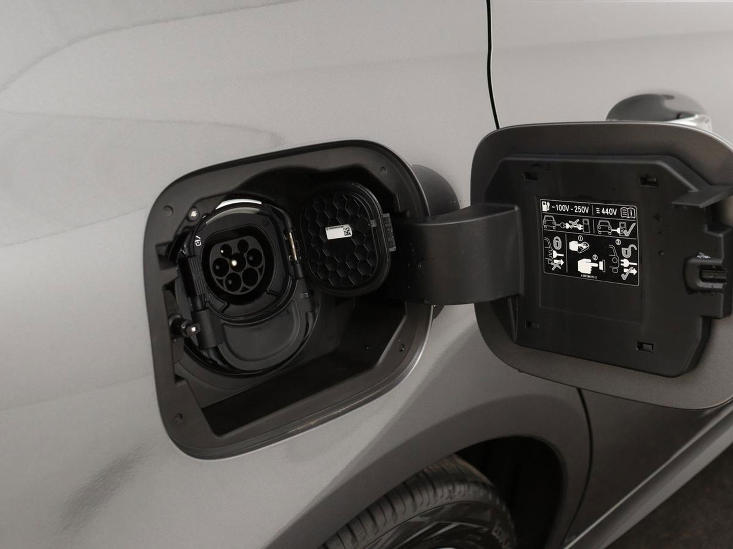 Mercedes-Benz B-Klasse 250e AMG Night | Stoelverwarming | Camera | Carplay | Sfeerverlichting | Leder/Alcantara | Full LED | Widescreen